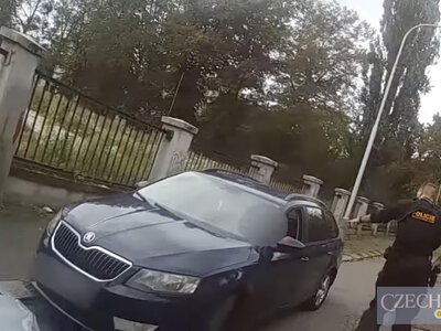 У Чехії чоловік попросив тест-драйв автомобіля та поїхав на ньому в інше місто: продавець чекав майже годину. Відео