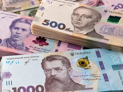 Гривня почала тиждень зі зниженням: курси основних валют від НБУ