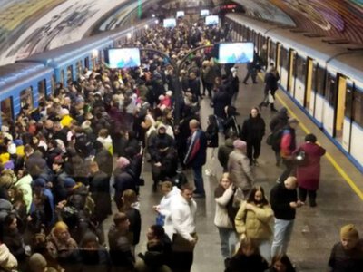 Хаос і паніка серед пасажирів: в метро Києва зупинились потяги