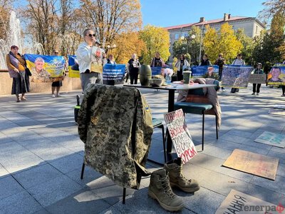 «Тримає нас тільки віра»: у Кременчуці родини полонених і зниклих безвісти вийшли на акцію
