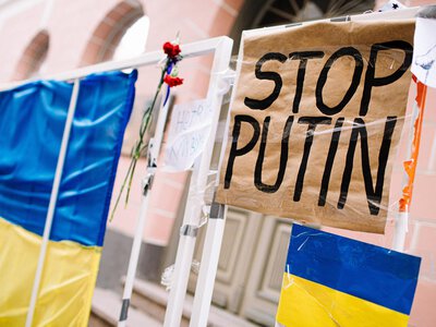 В Естонії засудили чоловіка за осквернення українського прапора біля посольства РФ