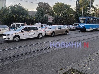 У центрі Миколаєва зіткнулися Toyota та таксі Peugeot: заблоковано рух трамваїв