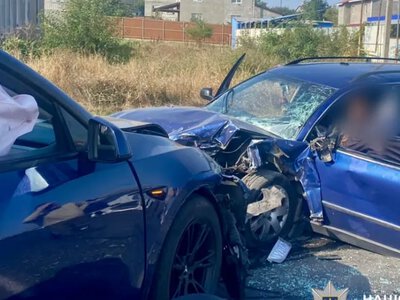 На Одещині зіткнулися Tesla та Volkswagen: травмувалися обидва водії