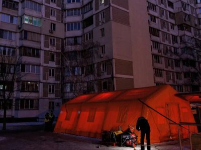 Киян закликали зробити запаси води та їжі, а також зарядити павербанки через посилення обстрілів...