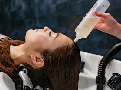 Як часто мити волосся восени й від чого залежить частота миття голови