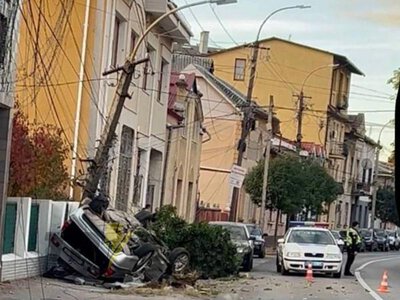 В Ужгороді BMW на швидкості зіткнувся з електроопорою - двох людей госпіталізовано