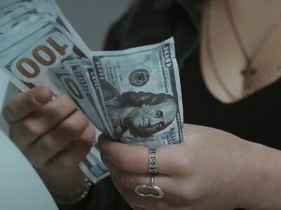 Українці кинулися скуповувати валюту: попит на долари та євро зріс на 65%