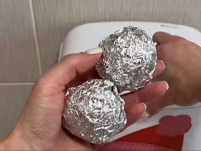Кульку з фольги кладуть у холодильник не випадково: який ефект їй приписують