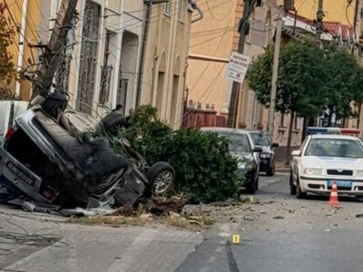  В Ужгороді авто влетіло у стовп і зробило «сальто»: що з водієм та пасажиром 