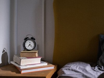 Перехід на зимовий час може збити режим сну: як підготувати організм
