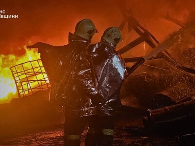 На Київщині унаслідок атаки РФ горить промислове підприємство
