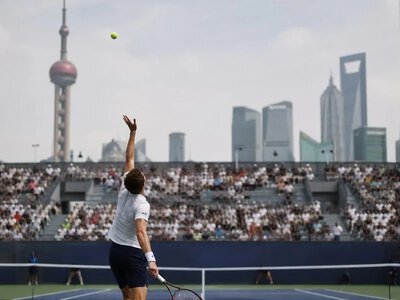 Тенісист Губерт Гуркач у трьох сетах переміг Ї Чжоу в Шанхаї — Interia Sport