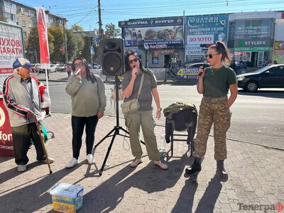 У Кременчуці жінки співають біля ринку, щоб зібрати 66 тисяч гривень на РЕБ
