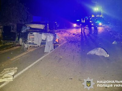 На Хмельниччині п’яний водій на «ВАЗ 2106» зіткнувся з деревом: пасажир авто загинув на місці події