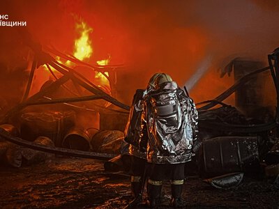 На Київщині триває ліквідація пожежі, яка виникла на промисловому підприємстві внаслідок атаки РФ (ФОТО)