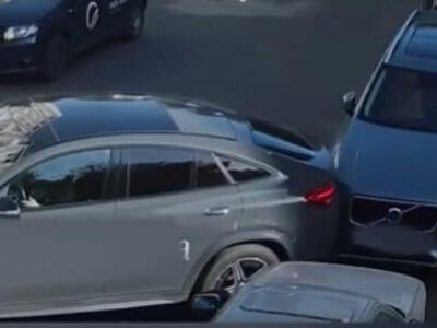 У Рівному легковик в`їхав у припарковане авто