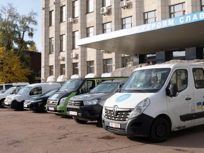 Естонські волонтери передали нову партію з 13 автомобілів, які поповнили автопарк українських захисників
