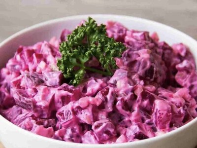 Салат із буряка, сиру та яєць: простий рецепт із часником і кропом
