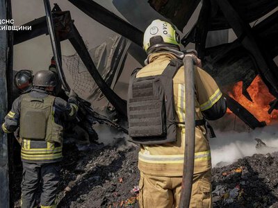 На Київщині внаслідок нічної атаки дронів загорілися складські приміщення