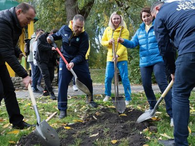 У Володимирі олімпійці висадили алею дерев на честь загиблих захисників України