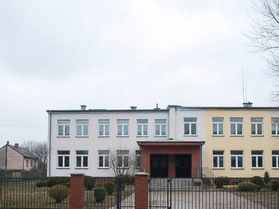 Туск пов’язав напади у школах Польщі з насильством онлайн — BBC News