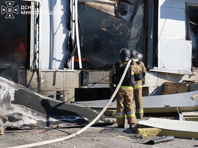 Рятувальники показали наслідки сьогоднішнього удару дронами по Миколаєву (ФОТО)