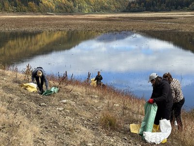Волонтери зі Львова та Закарпаття прибирають береги Вільшанського водосховища