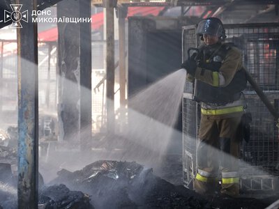 У ДСНС показали, як гасили атакований термінал «Нової пошти» у Миколаєві