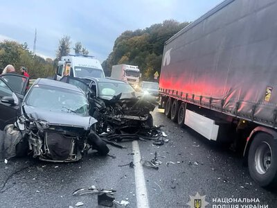 Біля Львова у потрійній ДТП постраждали шестеро людей, серед них – діти
