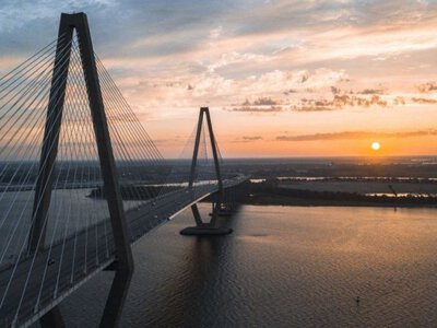 Пожежа на Південному мосту змінила рух транспорту в Києві: які станції метро не працюють (фото)