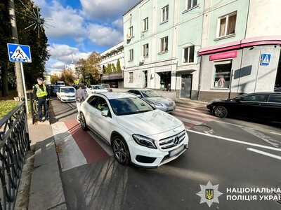 У Рівному на переході водій збив матір із дитиною: жінка у лікарні