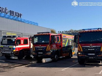 Внаслідок ворожої атаки у передмісті Дніпра загорівся ТЦ