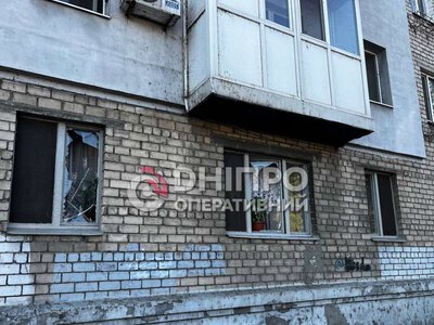 Внаслідок ворожої атаки у Дніпрі є загиблий, пошкоджені будинки: кадри