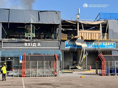 У Дніпровському районі після ворожого удару загорівся торговельний центр