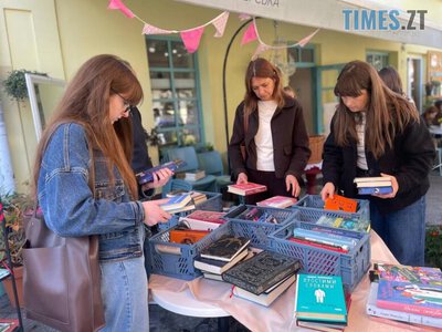 Книги, їстівні персні, тематичні вироби - ярмарок на підтримку безпритульних тварин у Житомирі (ФОТО) | Times ZT