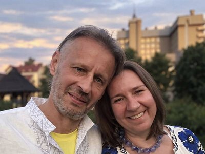 Він збирав повні зали, став голосом цілого покоління українців, а вдома варив дружині каву, готував сніданки й сам мив посуд