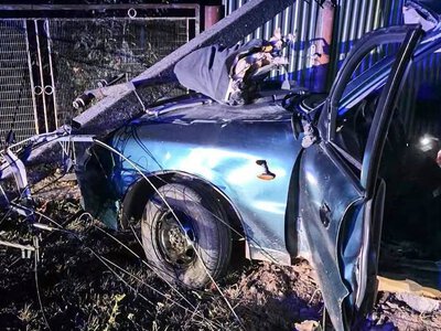 Пасажира затисло в понівеченому авто після зіткнення з бетонною опорою — PMG.ua