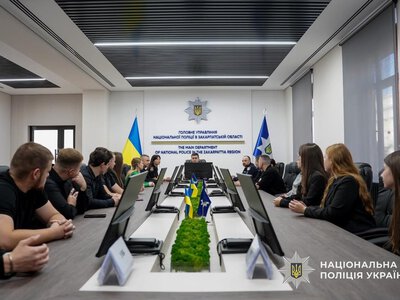 Майбутні поліцейські на Закарпатті отримали можливість побачити службу зсередини: про що говорили студенти з керівником поліції області