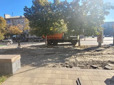 Тротуар біля краєзнавчого музею у Кременчуці оновлюють: асфальт уже зняли