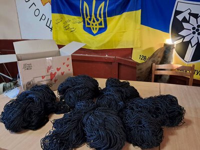 В Іршаві виготовляють маскувальні сітки для фронту