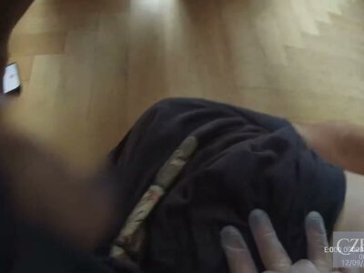 Празькі поліцейські врятували чоловіка за допомогою дефібрилятора