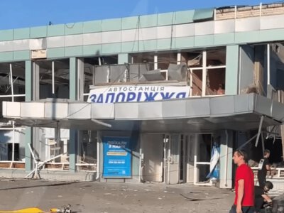 У Запоріжжі російський дрон атакував автовокзал: поранена жінка, пошкоджений транспорт
