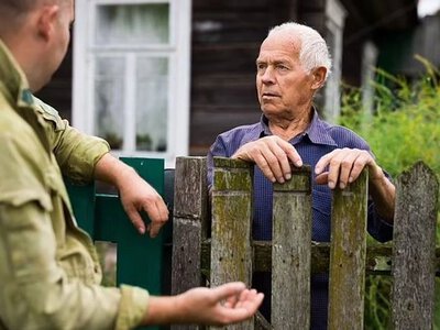 Сусід затоплює двір, затулив сонце парканом і влаштував СТО під вікнами: куди писати скарги (відео)