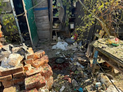 На Донеччині російський обстріл зруйнував будинок, вбивши частину родини місцевих жителів