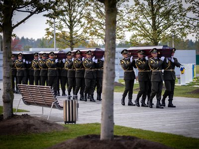 П'ятьох невідомих воїнів зі Львівщини поховали на Національному меморіалі