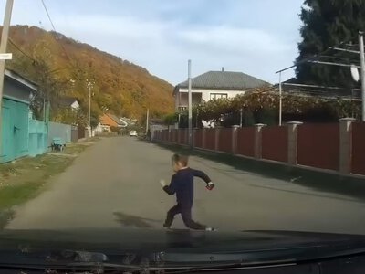 Одна секунда до трагедії: на Закарпатті дитина вибігла під колеса автомобіля (ВІДЕО)