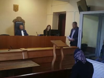 На Хустщині чоловік зламав матері п’ять ребер: прокуратура вимагає реального ув’язнення