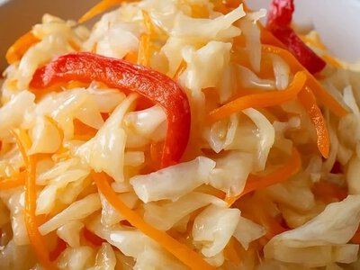 Усього доба — і готово: хрустка капуста з перцем і часником у простому маринаді