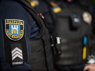 В Івано-Франківську патрульні затримали двох чоловіків, підозрюваних у пограбуванні магазину з ножем