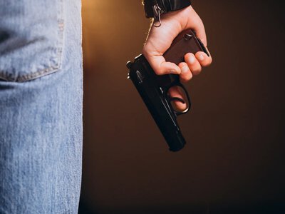 Кинув гранати в бік правоохоронців і відкрив стрілянину: у Кропивницькому шукають нападника